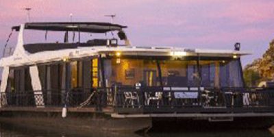 RiverDanceHousrBoat